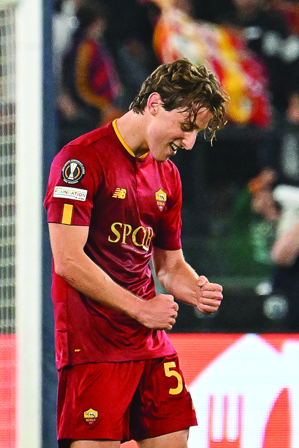 AS Roma's Italian midfielder Edoardo Bove  celebrates   after scoring the opening goal during the UEFA Europa League semi-final first leg football match between AS Roma and Bayer Leverkusen at the Olympic Stadium in Rome on May 11, 2023.  (Photo by Alberto PIZZOLI / AFP)

