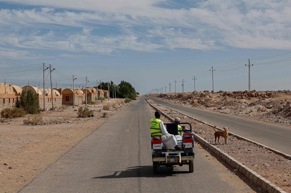 Egyptian volunteers deliver free meals to Sudanese refugees hosted by Egyptian families, at the village of Wadi Karkar near Aswan on May 14, 2023. (Photo by Khaled DESOUKI / AFP)

