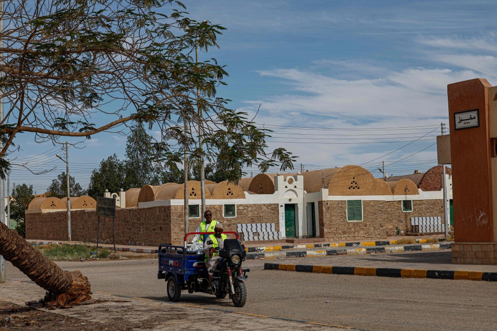 Egyptian volunteers deliver free meals to Sudanese refugees hosted by Egyptian families, at the village of Wadi Karkar near Aswan on May 14, 2023. (Photo by Khaled DESOUKI / AFP)

