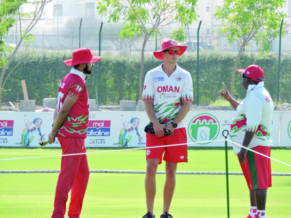 Mendis with Aaqib Ilyas and physio Sean Novak (centre)