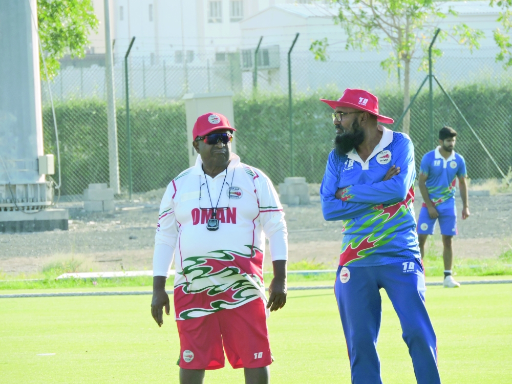 Mendis with assistant coach Mazhar Saleem Khan