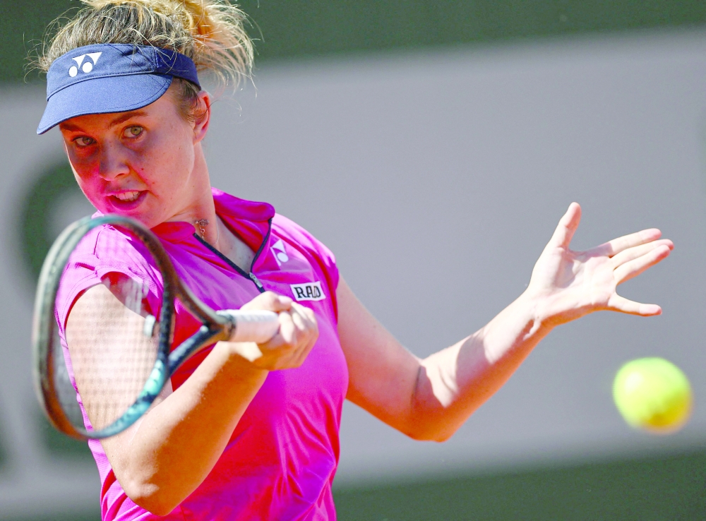 Czech Republic's Linda Noskova plays a forehand return to Kazakhstan's Elena Rybakina during their women's singles match on day five of the Roland-Garros Open tennis tournament at the Court Suzanne-Lenglen in Paris on June 1, 2023. (Photo by Anne-Christine POUJOULAT / AFP)

