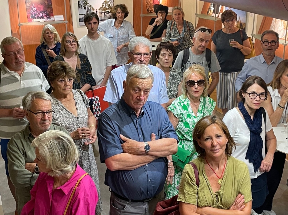 Guests and invitee at the photo expo (2)