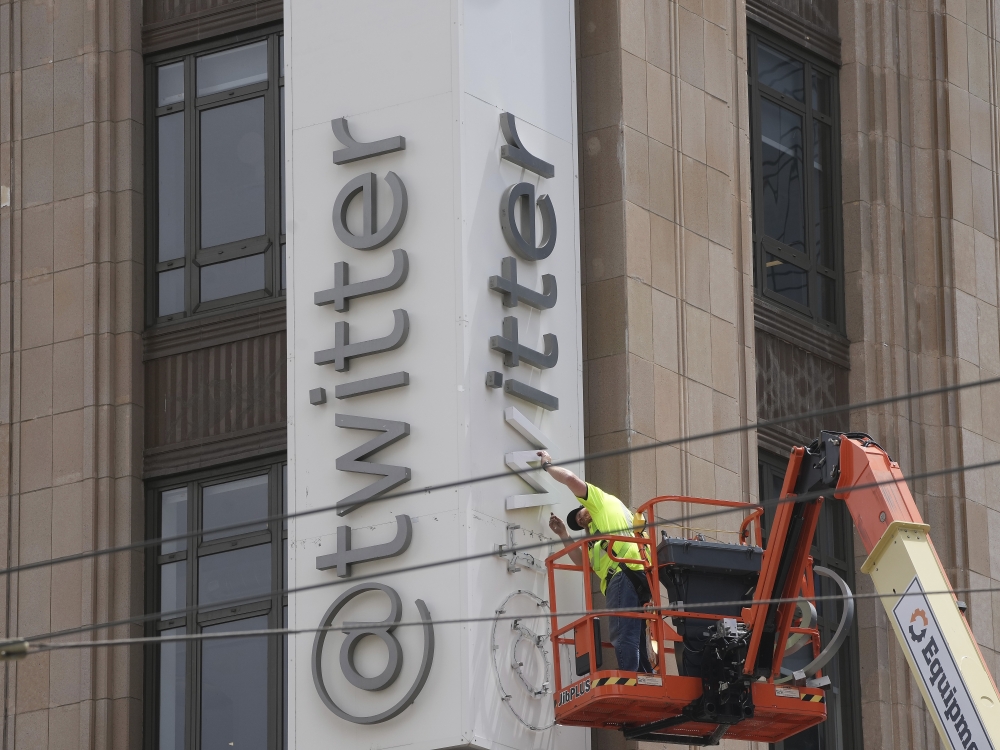 A contractor works to remove letters from the Twitter sign at the company's headquarters in San Francisco, July 24, 2023. (Jim Wilson/The New York Times)