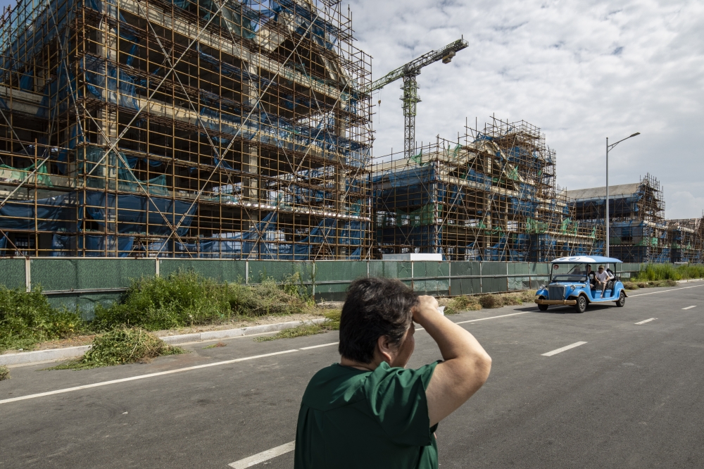 A half-constructed amusement park that is part of the Ten Mile Bay residential project by Country Garden, a real estate giant that is anticipating a loss of as much as $7.6 billion in the first half of the year, in Nantong, China, Aug. 19, 2023. (Qilai Shen/The New York Times)