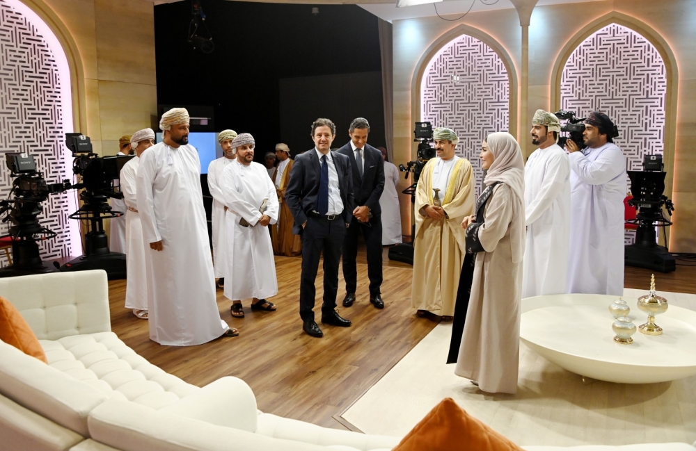 Lebanese Information Minister tours newsroom 