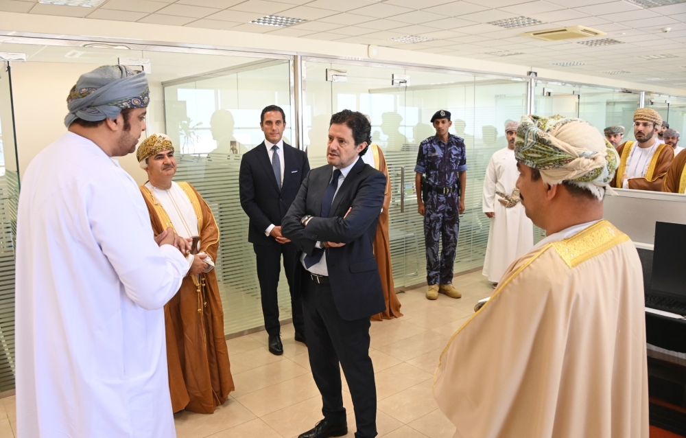 Lebanese Information Minister tours newsroom 