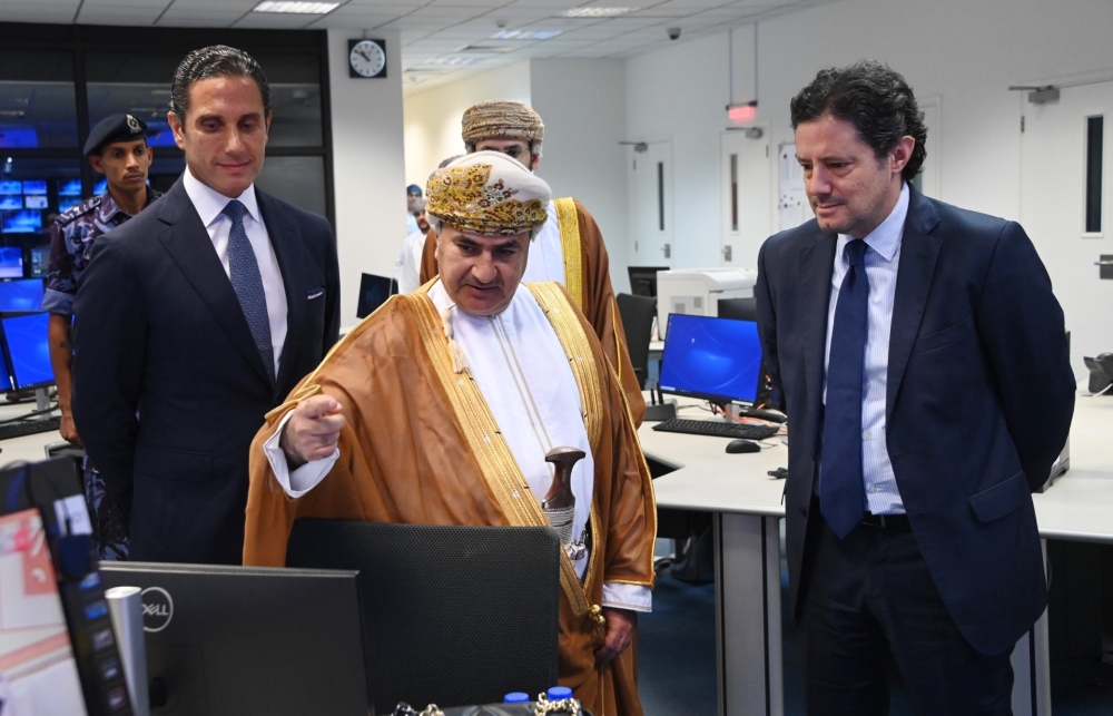 Lebanese Information Minister tours newsroom 