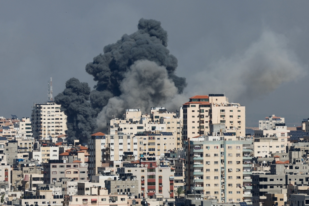Smoke rises following Israeli strikes in Gaza, October 7, 2023. REUTERS/Mohammed Salem