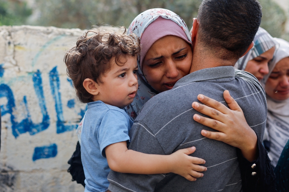 Relatives react as they attend the funeral of Palestinians from the Shamalkh family, who health officials said were killed in Israeli strikes, in Gaza City, October 9, 2023. REUTERS/Mohammed Salem
