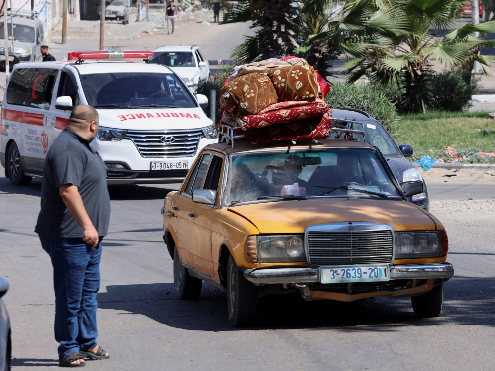 Palestinians flee their houses heading toward the southern part of Gaza Strip after Israel's call for more than 1 million civilians in northern Gaza to move south within 24 hours, amid the Israeli-Palestinian conflict in Gaza City October 13, 2023. REUTERS/Ahmed Zakot
