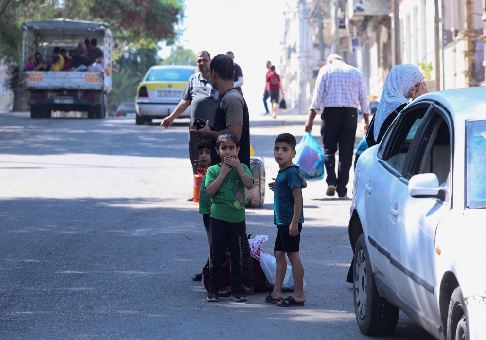 Palestinians flee their houses heading toward the southern part of Gaza Strip after Israel's call for more than 1 million civilians in northern Gaza to move south within 24 hours, amid the Israeli-Palestinian conflict in Gaza City October 13, 2023. REUTERS/Ahmed Zakot
