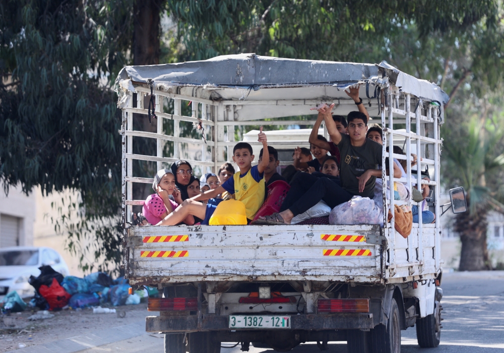 Palestinians flee their houses heading toward the southern part of Gaza Strip after Israel's call for more than 1 million civilians in northern Gaza to move south within 24 hours, amid the Israeli-Palestinian conflict in Gaza City October 13, 2023. REUTERS/Ahmed Zakot

