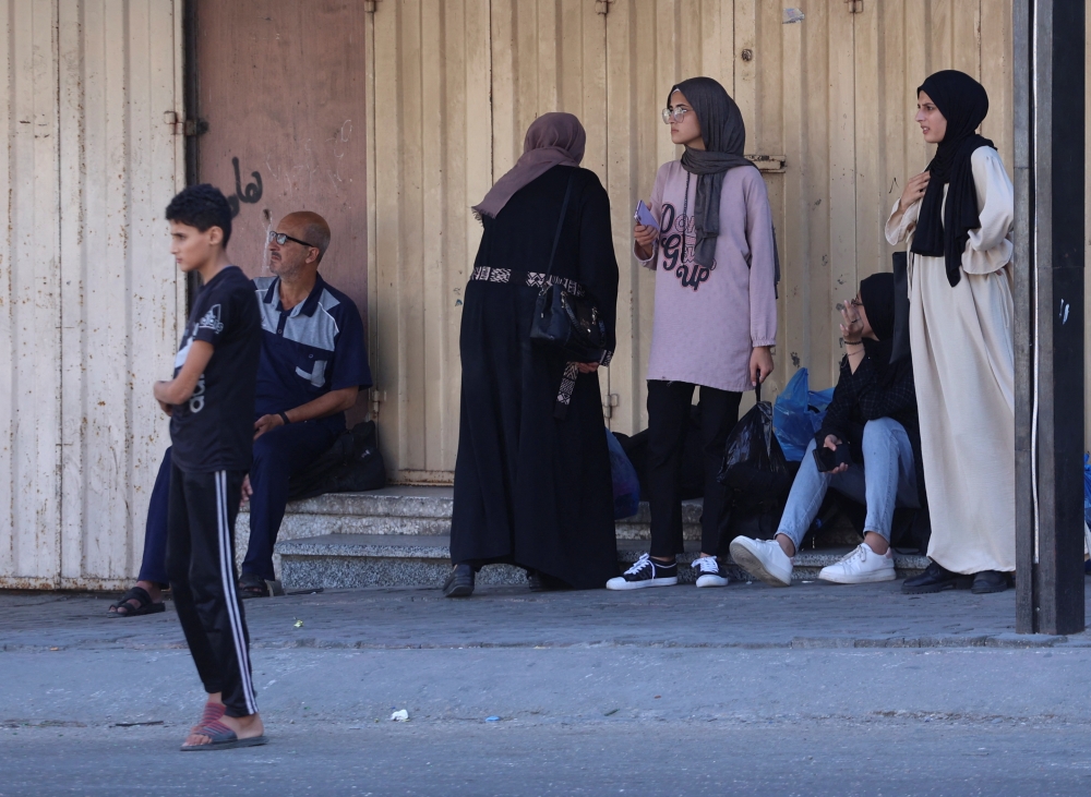 Palestinians flee their houses 