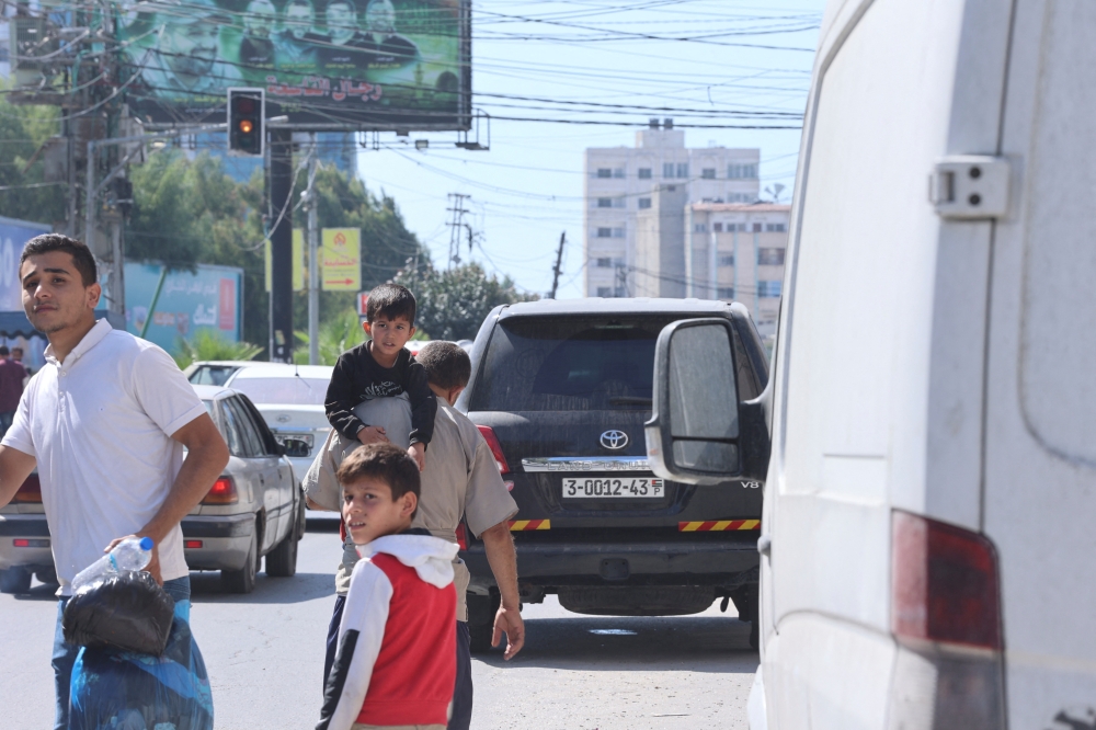 Palestinians flee their houses 