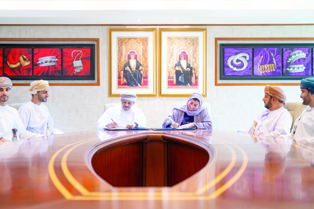 The memorandum of cooperation was officially signed on behalf of SMEDA by its Chairperson, Halima bint Rashid al Zaria, and on behalf of Alizz Islamic Bank by its CEO, Ali bin Saif al Maani