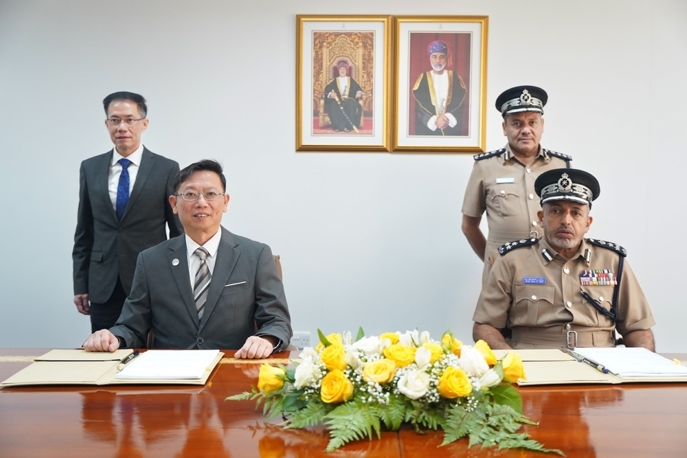 Brigadier Salim Yahya al Hinai, Chairman of the Authority for Civil Defence and Ambulance and Ng Chee Kiang, CEO of COSEM