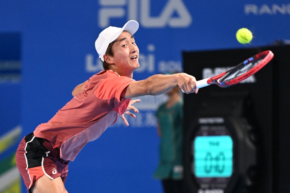 Japan's Shintaro Mochizuki hits a return against USA's Taylor Fritz during their men痴 singles match on day four of the ATP Japan Open tennis tournament in Tokyo on October 19, 2023. (Photo by Kazuhiro NOGI / AFP)

