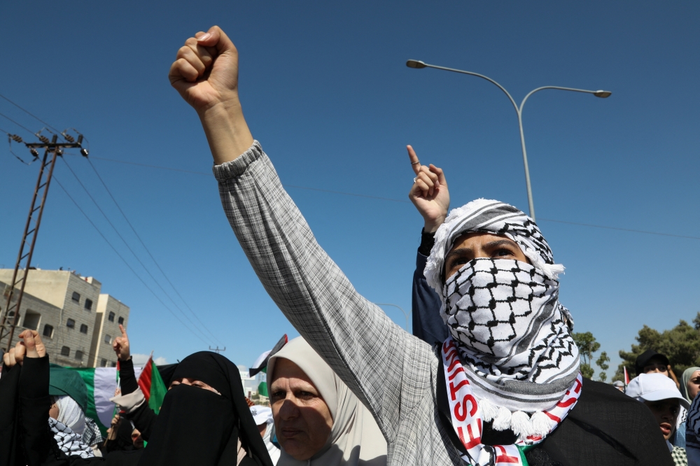 Jordanians gather during a pro-Palestinian protest to express solidarity with Palestinians in Gaza, in Amman, Jordan, October 20, 2023. REUTERS/Alaa Al Sukhni

