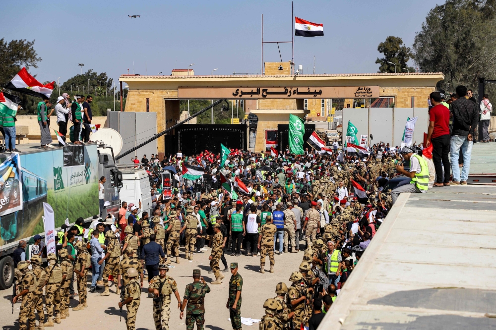 Egyptian army special forces soldiers deploy near the gate of the Egyptian side of the Rafah border crossing