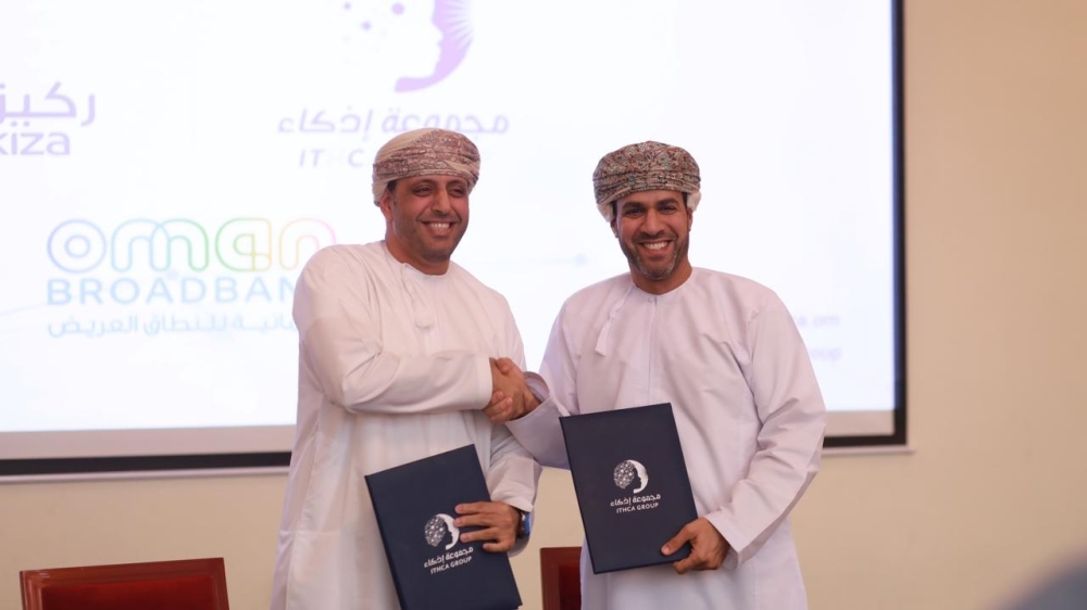 Top officials signing an agreement paving the way for the partial exit of ITHCA Group from Oman Broadband in favour of Rakiza Fund 
