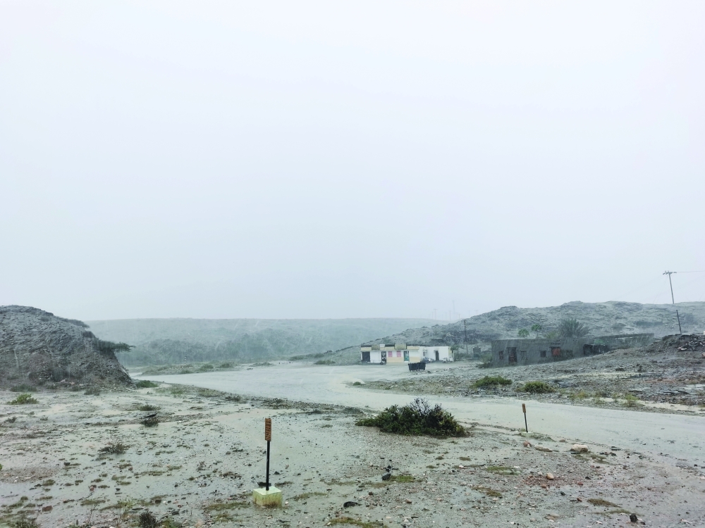 The direct effects of the cyclone began in Sadah on Sunday evening with light rainfall leading to the formation of some water ponds. - ONA