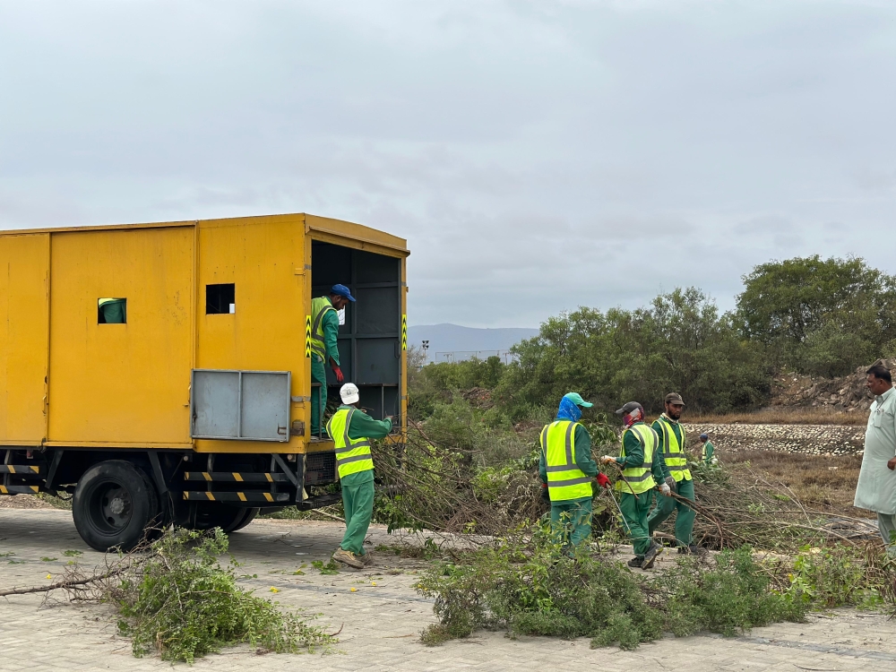 Preparations are underway to ensure the smooth flow of rainwater. 
Photo by Qasim al Mashani (our reporter)