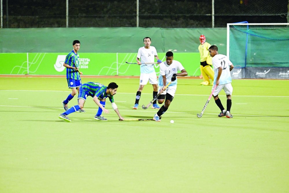 Salalah and Ahli Sidab players in action during the Youth League final.  -- Saleh al Sharji