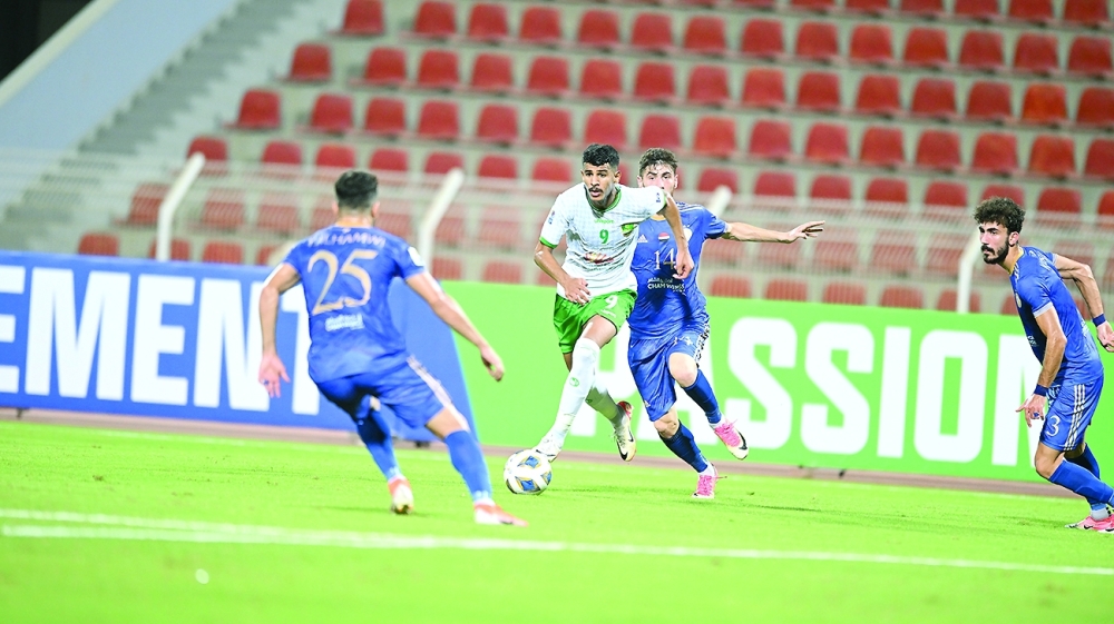 Issam al Subhi of Oman's Al Nahda moves past Syria's Al Futuwa players. -- Abdulwahid al Hamadani