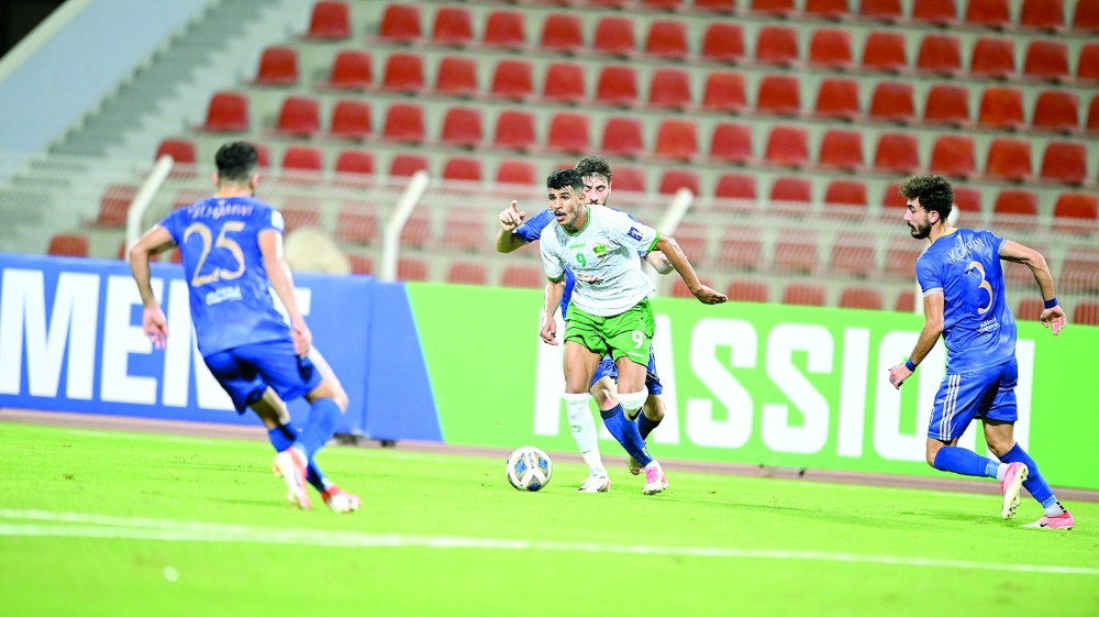 Issam al Subhi of Oman's Al Nahda moves past Syria's Al Futuwa players. -- Abdulwahid al Hamadani