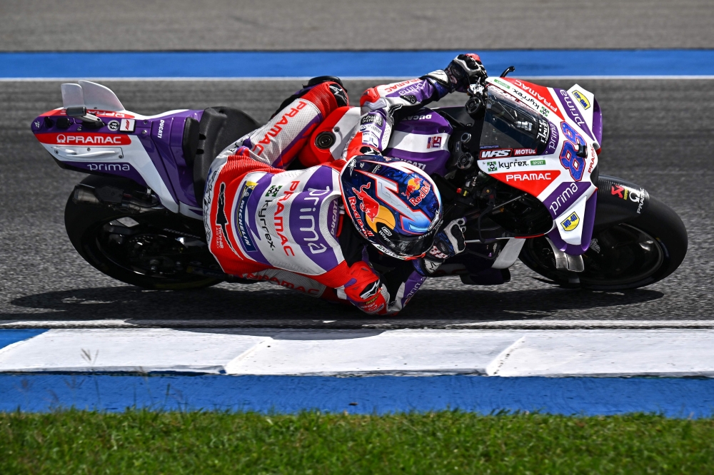 Prima Pramac Racing's Spanish rider Jorge Martin rides his bike during the first free practice session of the MotoGP Thailand Grand Prix at the Buriram International Circuit in Buriram on October 27, 2023. (Photo by Lillian SUWANRUMPHA / AFP)

