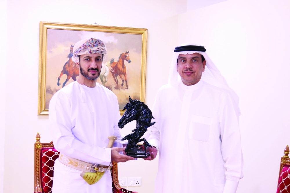 Sayyid Munthir bin Saif al Busaidy (L) presented a souvenir to Dr Juma bin Ahmed al Kaabi (R).
