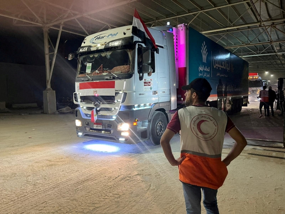The Palestine Red Crescent receives a batch of humanitarian aid from their Egyptian counterpart
