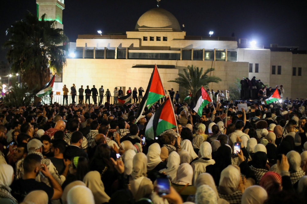 Jordanians gather during a protest in support of Palestinians in Gaza, amid the ongoing conflict between Israel and the Palestinian Islamist group Hamas, in Amman, Jordan, October 31, 2023. REUTERS/Alaa Al Sukhni