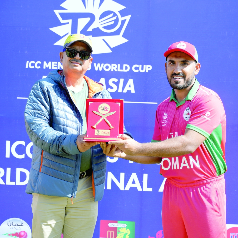 Shakeel Ahmed receives player of the match award