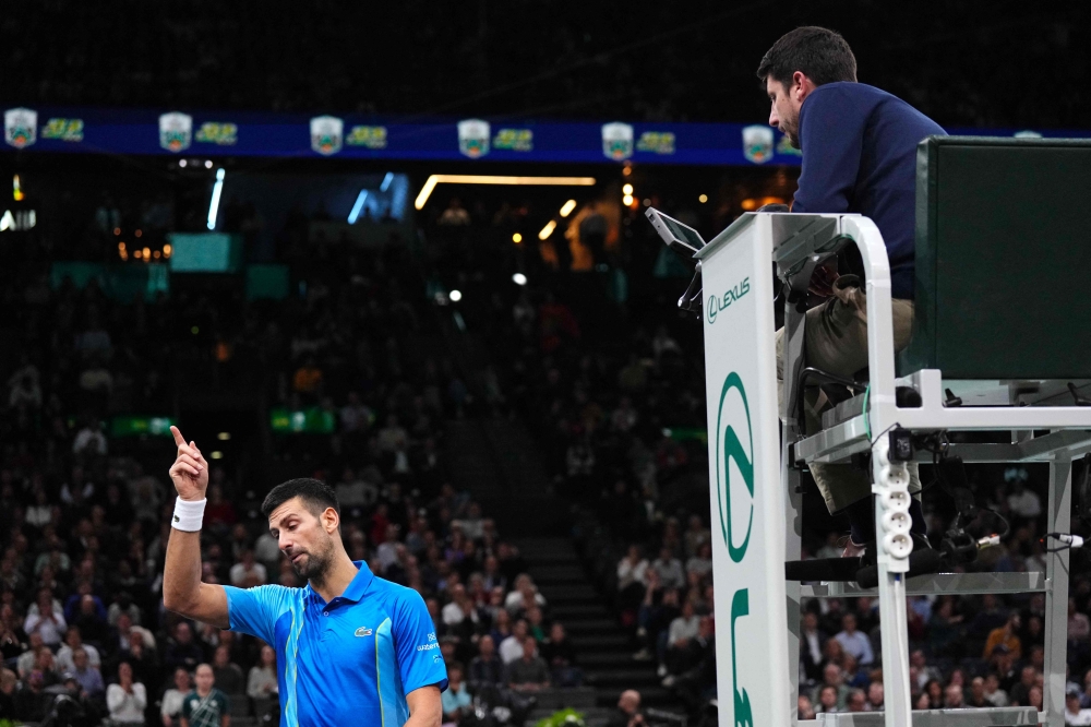 TOPSHOT - Serbia's Novak Djokovic speaks with the referee during his men's singles quarter-final match against Denmark's Holger Rune on day five of the Paris ATP Masters 1000 tennis tournament at the Accor Arena - Palais Omnisports de Paris-Bercy - in Paris on November 3, 2023.  (Photo by Dimitar DILKOFF / AFP)

