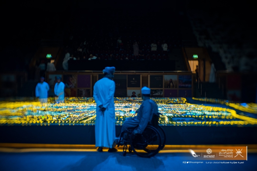 Khalfan bin Said al Shuaili, Minister of Housing and Urban Planning meets with young people at Sultan Qaboos University.
