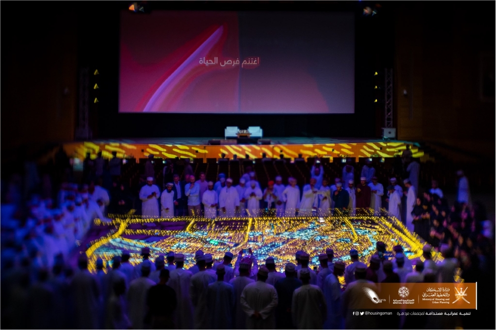 Khalfan bin Said al Shuaili, Minister of Housing and Urban Planning meets with young people at Sultan Qaboos University.