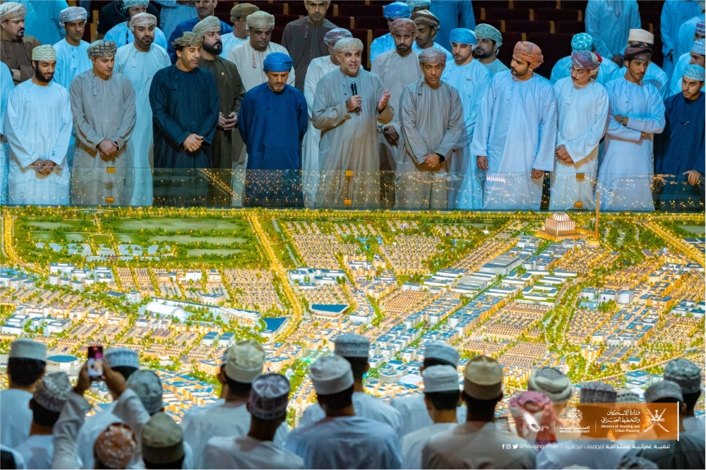 Khalfan bin Said al Shuaili, Minister of Housing and Urban Planning meets with young people at Sultan Qaboos University.