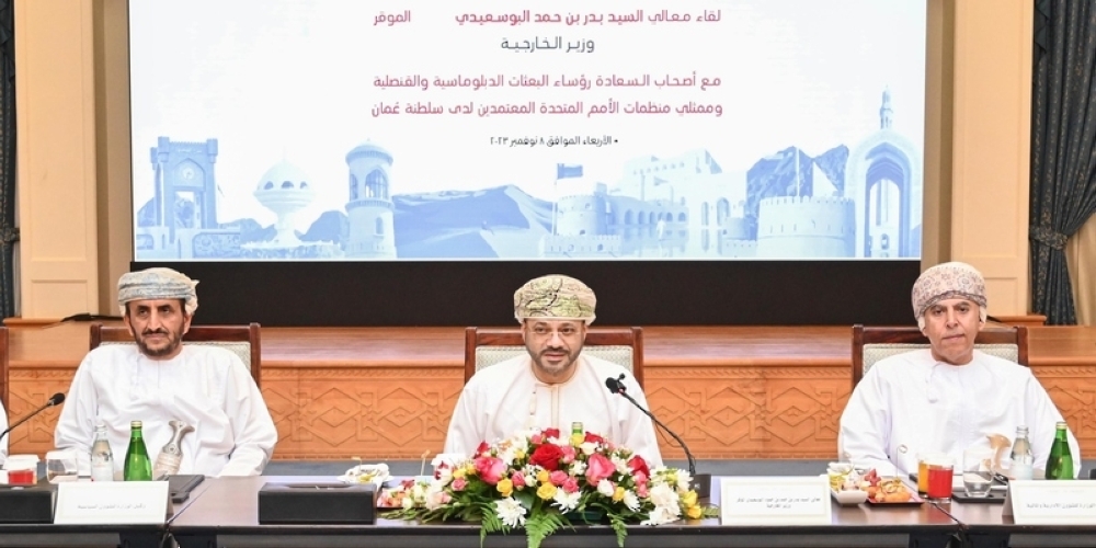 Foreign minister meets with ambassadors and diplomats to exchange viewpoints