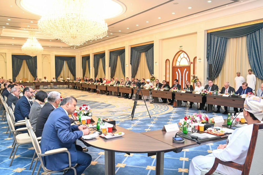 Foreign minister meets with ambassadors and diplomats to exchange viewpoints