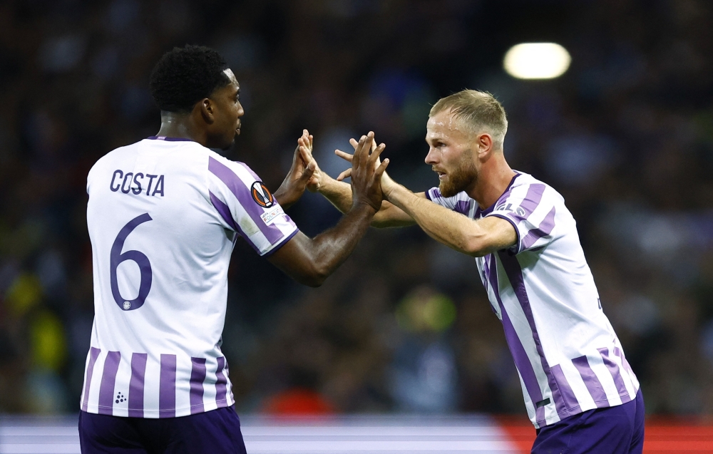 Soccer Football - Europa League - Group E - Toulouse v Liverpool - Stadium Municipal de Toulouse, Toulouse, France - November 9, 2023 Toulouse's Mikkel Desler and Logan Costa reacts during the match REUTERS/Stephane Mahe
