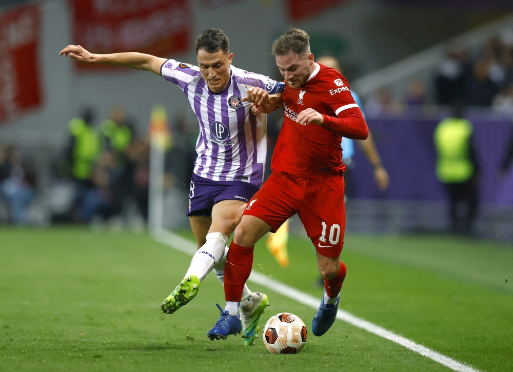 Soccer Football - Europa League - Group E - Toulouse v Liverpool - Stadium Municipal de Toulouse, Toulouse, France - November 9, 2023 Liverpool's Alexis Mac Allister in action with Toulouse's Vincent Sierro REUTERS/Stephane Mahe

