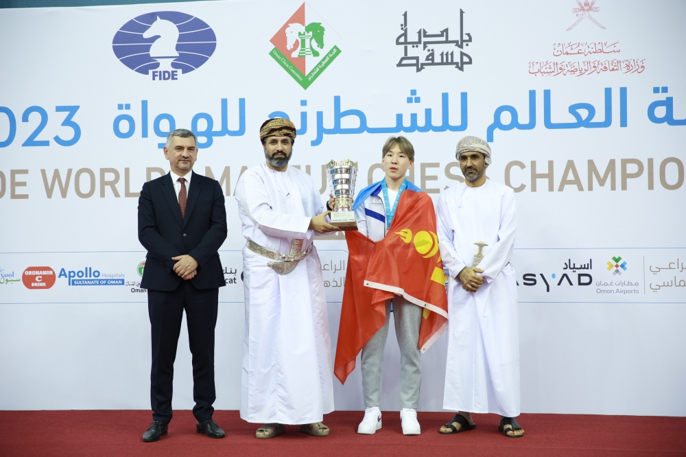 Dr Mahad Baowain, MOL honoring Ganbat Danzanjunai, U1700 category winner 