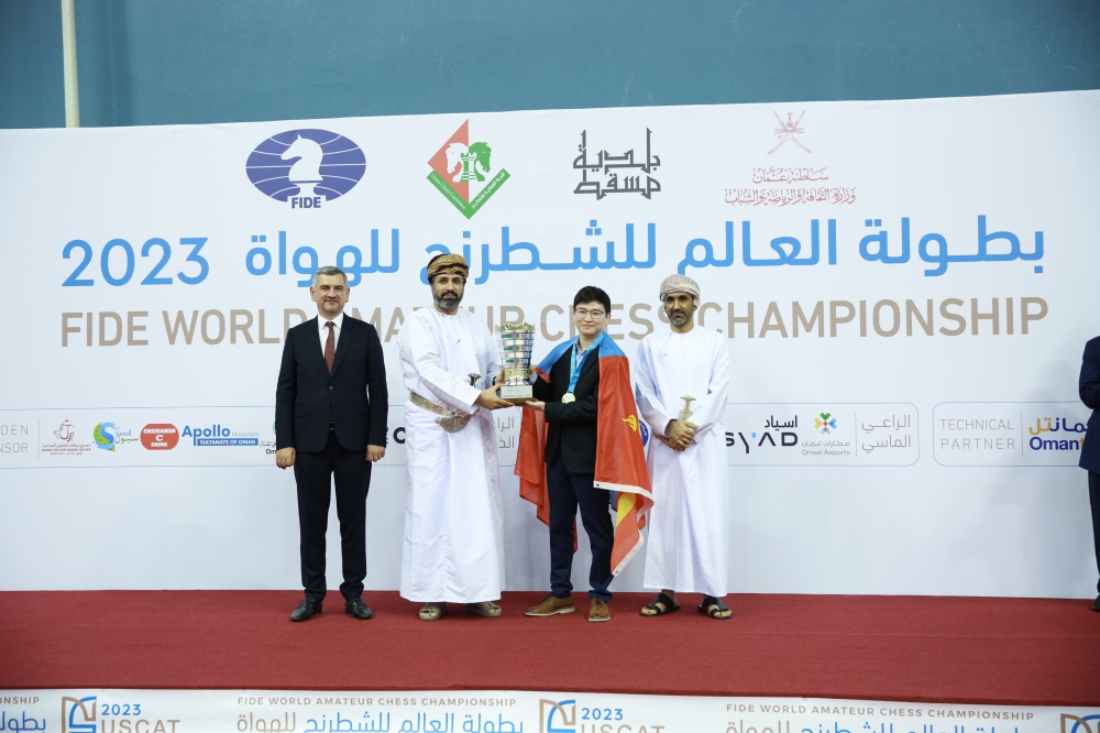 Dr Mahad Baowain, MOL, honoring Ganbat Danzanjunai, the U1700 category winner 

Dashtogtokh Amarsaikhan