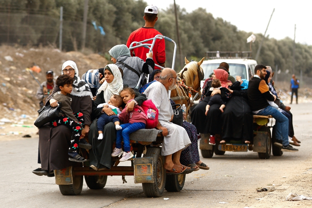 Palestinians flee north Gaza to move southward as Israeli tanks roll deeper into the enclave, amid the ongoing conflict between Israel and Hamas, in the central Gaza Strip
