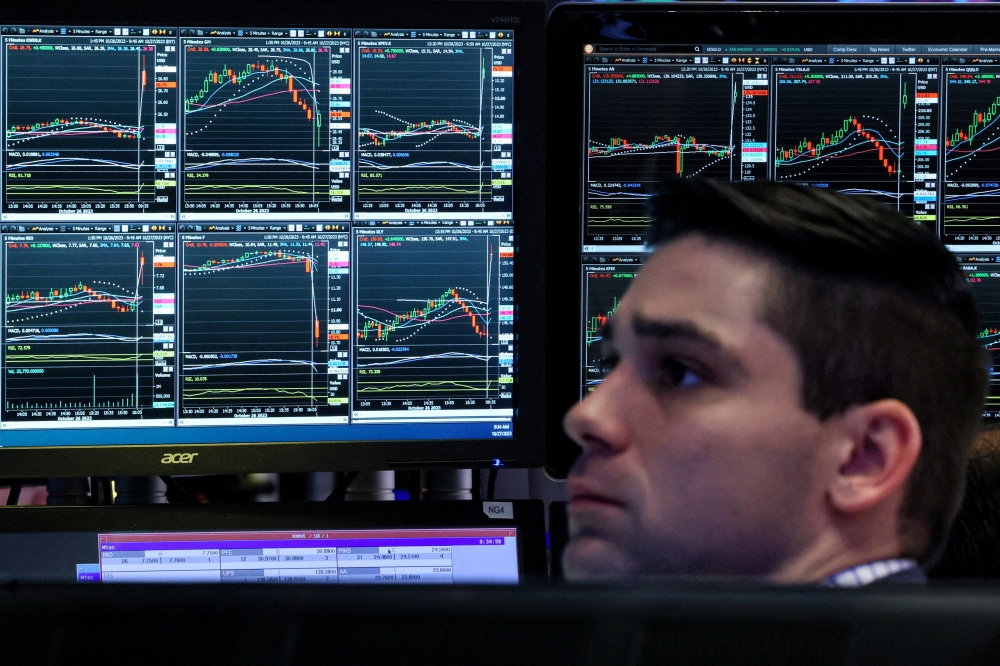 Traders work on the floor of the NYSE in New York__Reuters 