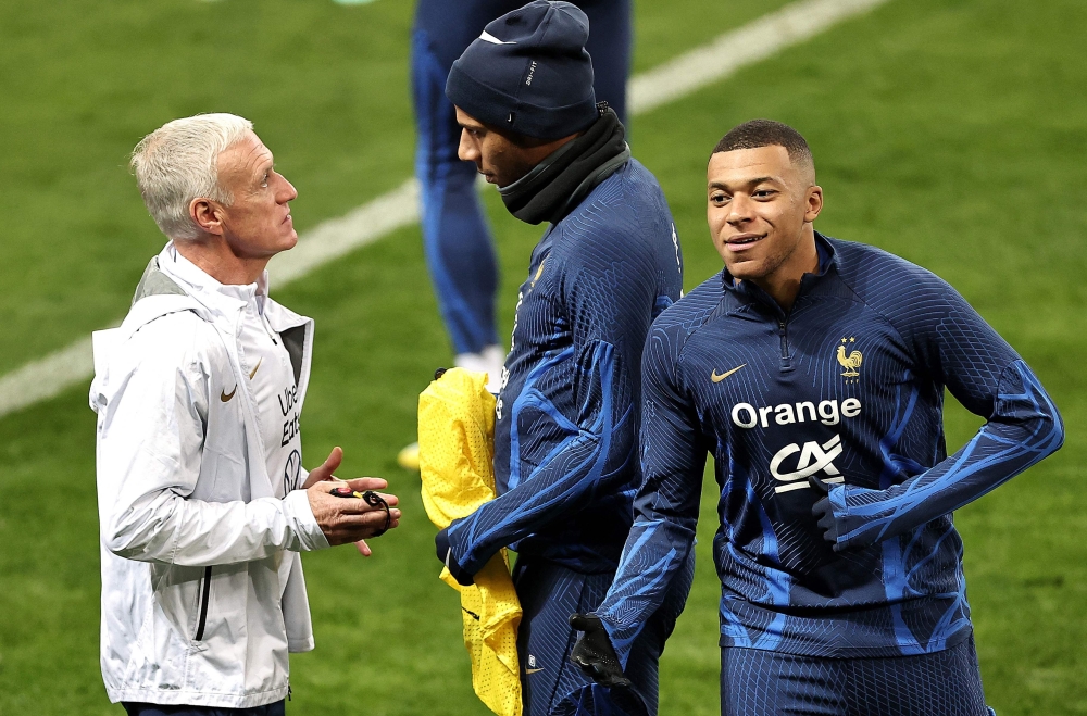 Didier Deschamps (L) speaks Jean Clair Todibo (C) next to Kylian Mbappe at training session at the Allianz Riviera Stadium.—AFP)
