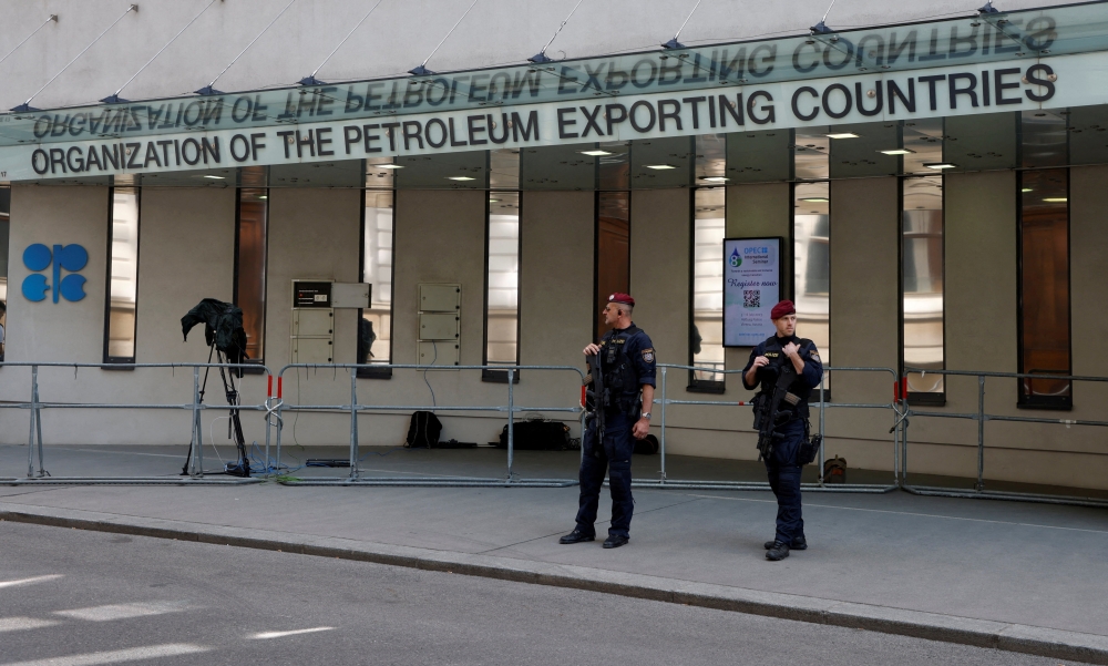 Austrian police officers stand in front of the OPEC headquarters in Vienna. REUTERS.