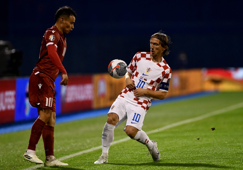 Croatia's midfielder #10 Luka Modric (R) and Armenia's midfielder #10 Lukas Zalarayan go for the ball during the UEFA Euro 2024 Group D qualification football match between Croatia and Armenia at the Maksimir Stadium in Zagreb, on November 21, 2023.  (Photo by DENIS LOVROVIC / AFP)